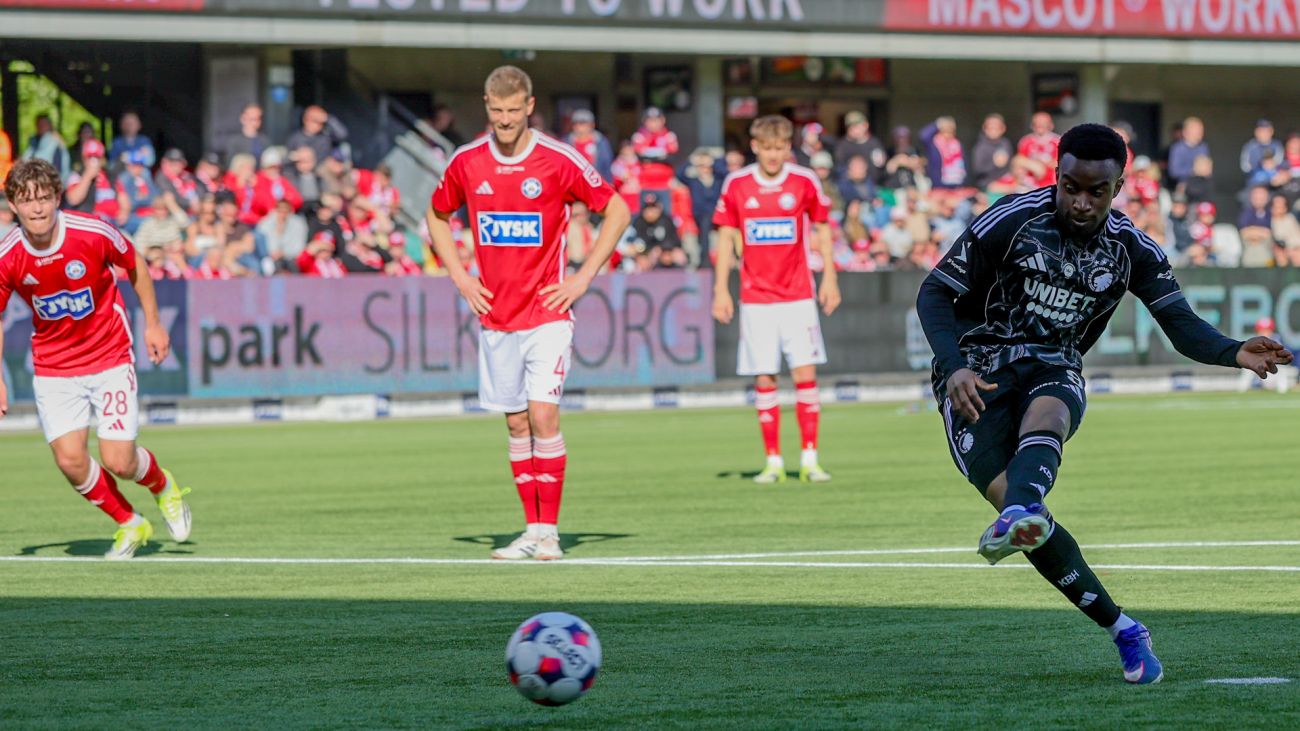 Youssoufa Moukoko scorer på straffespark