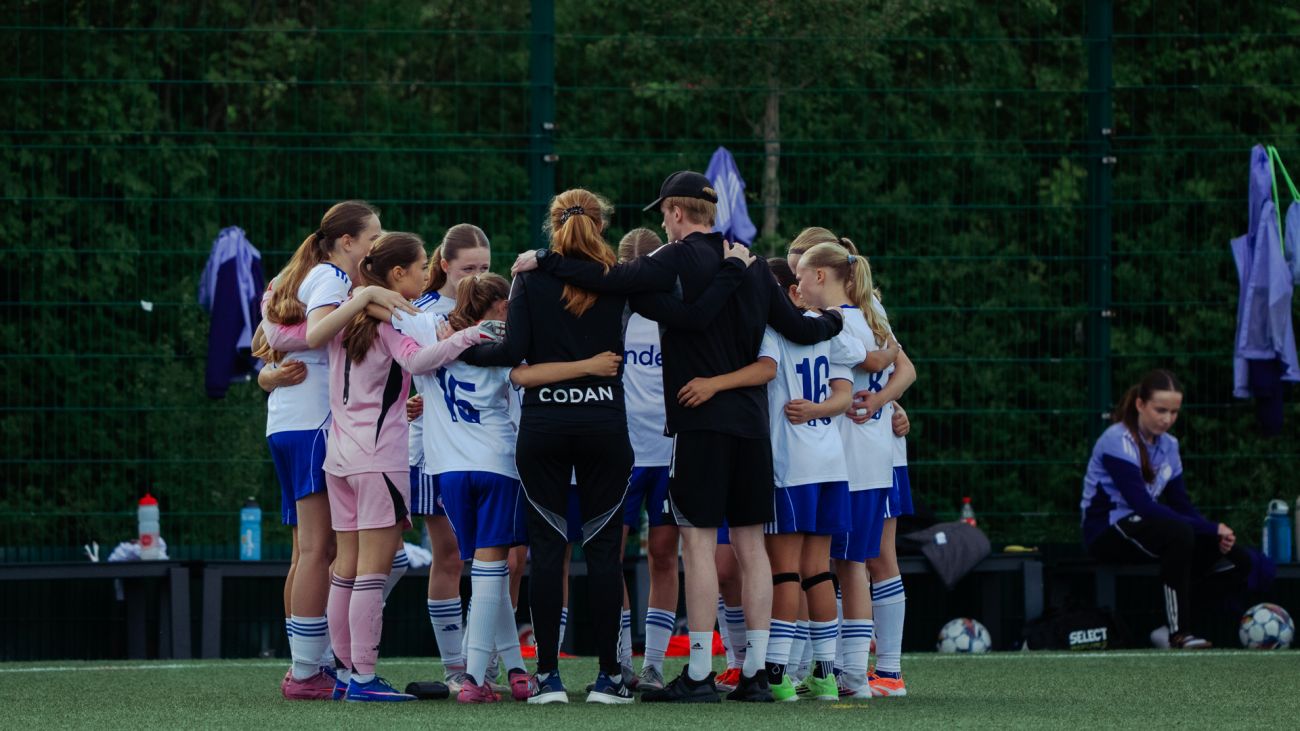 U14-pigerne samles før kampstart