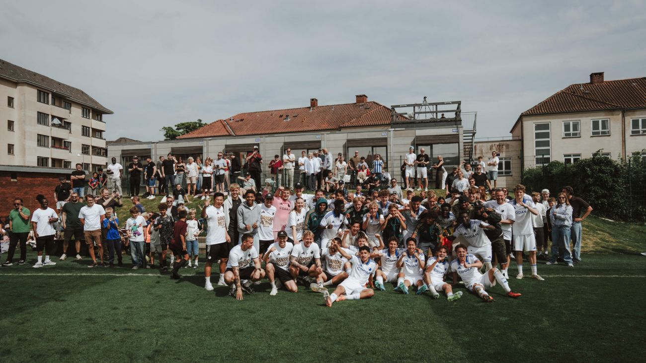 U19-truppen foran familier og fans på Nummer 10