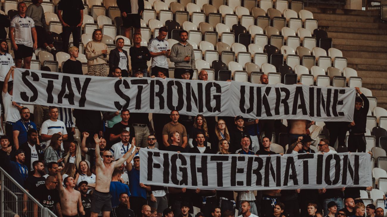 F.C. København-fansene i Kosice med en hyldest til det ukrainske folk