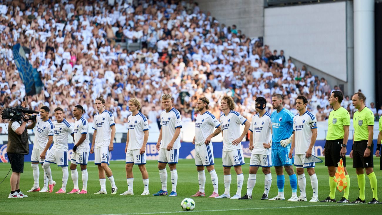 F.C. København-spillerne før kickoff i Parken