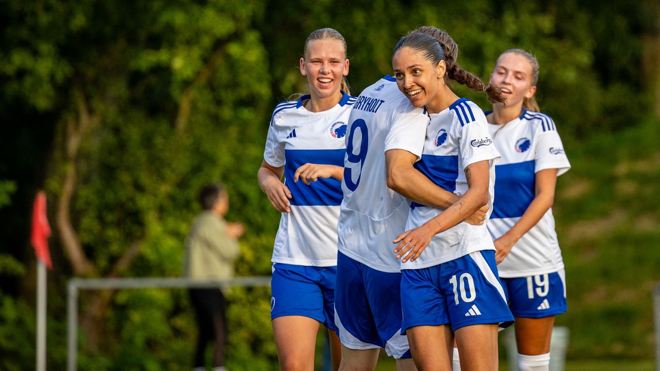 Josephine Lech jubler i F.C. Københavns kvindeholds allerførste kamp