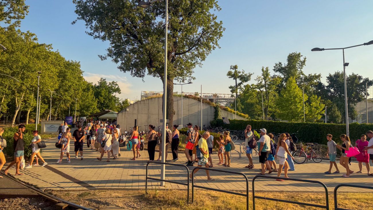 Debrecen-indbyggerne står i kø til et vandland tæt på Nagyerdei Stadion
