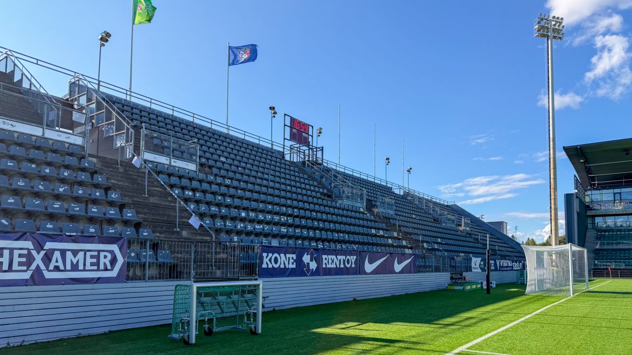 Endetribunen med udeafsnittet på Kupittaan Jalkapallostadion