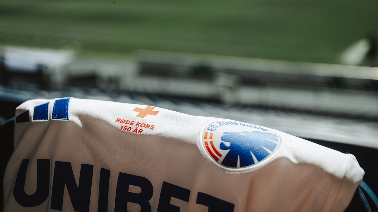 F.C. København trøje med Røde Kors-logo
