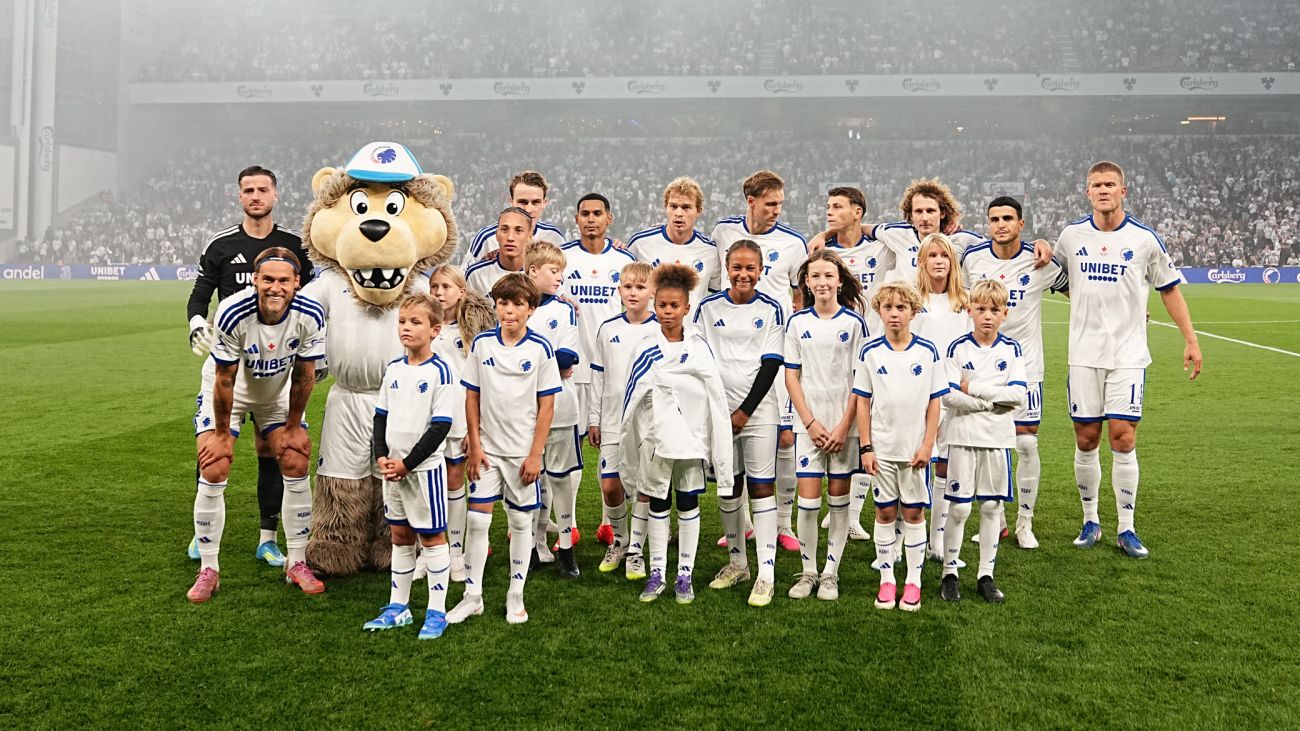 Holdfoto med indmarchbørn fra Klub Leo