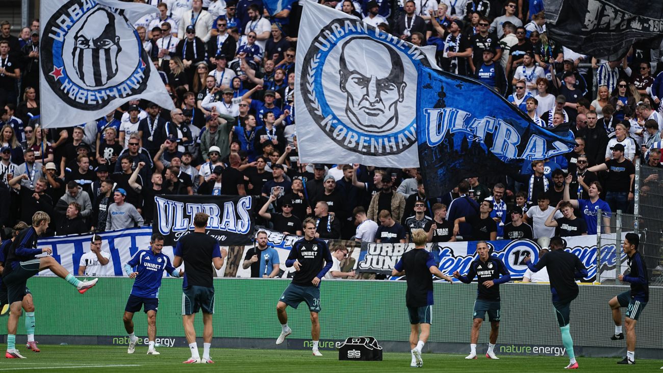 F.C. København-spillerne varmer op foran fansene