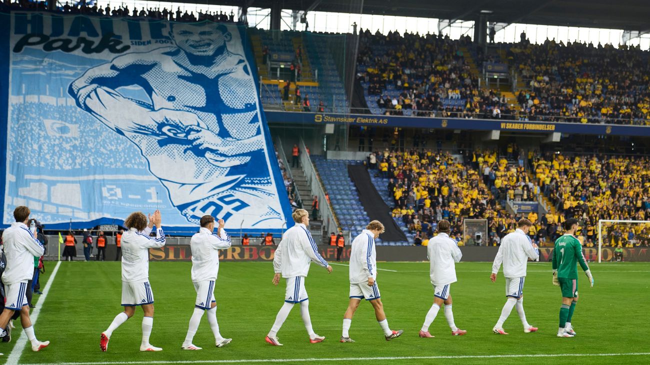 F.C. København-spillerne går på banen foran fansenes Hjalte-tifo
