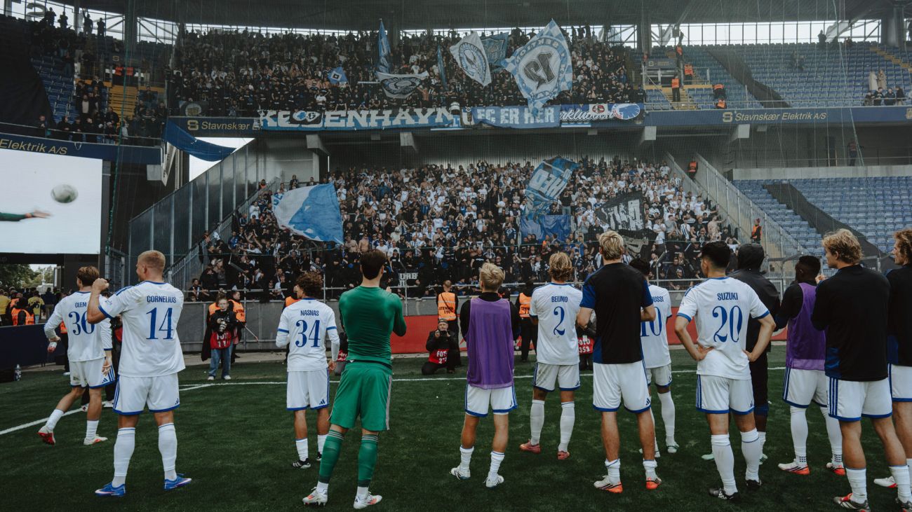 Spillerne jubler med fansene efter kampen
