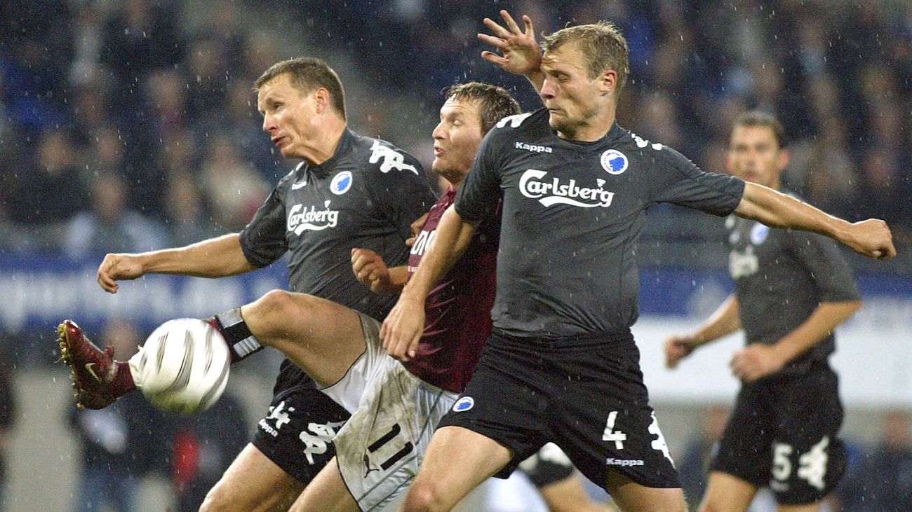 Bo Svensson og Michael Gravgaard i duel med HSV's Benjamin Lauth