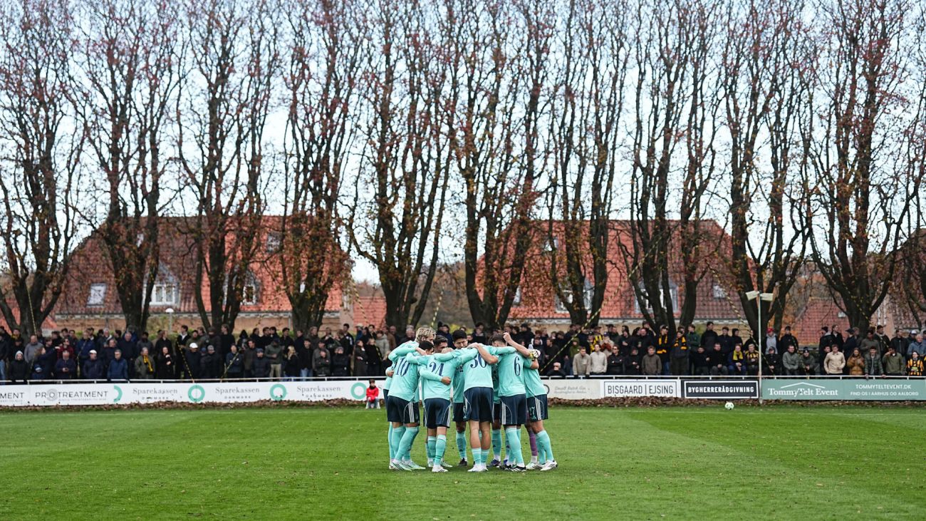Spillerne samles før kickoff